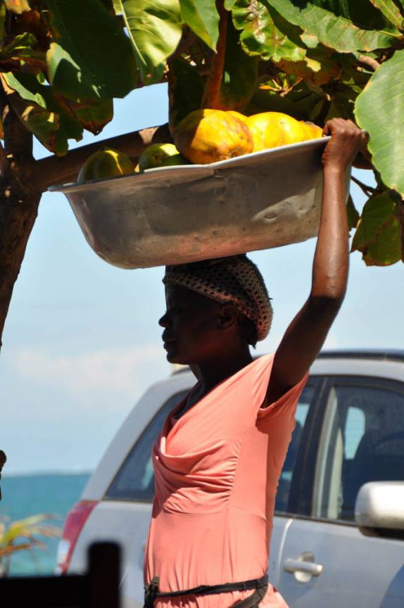 Vendedora de frutas, em Cap-Haitien, cidade na costa norte do Haiti